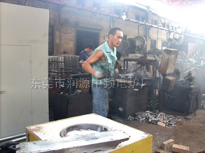 壓鑄鋁100KW-150KG熔鋁中頻爐現(xiàn)場